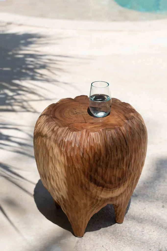 Table d’appoint en bois rustique avec verre d’eau pour la décoration intérieure
