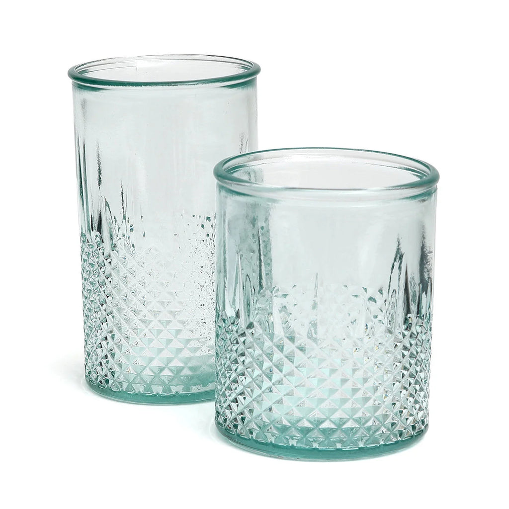 Deux verres en verre recyclé bleu avec texture facettée et tactile pour dégustation élégante