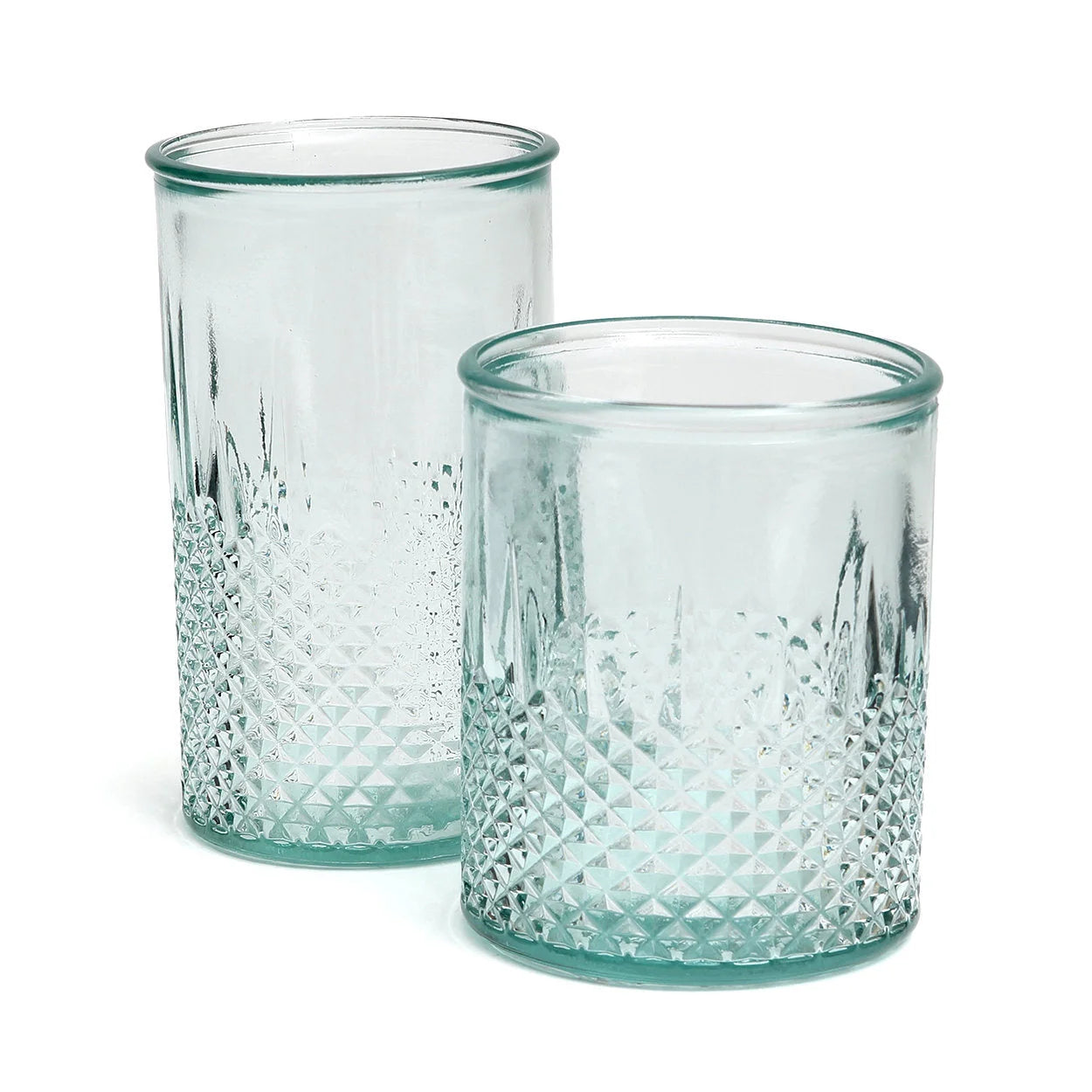 Deux verres en verre recyclé bleu avec texture facettée et tactile pour dégustation élégante
