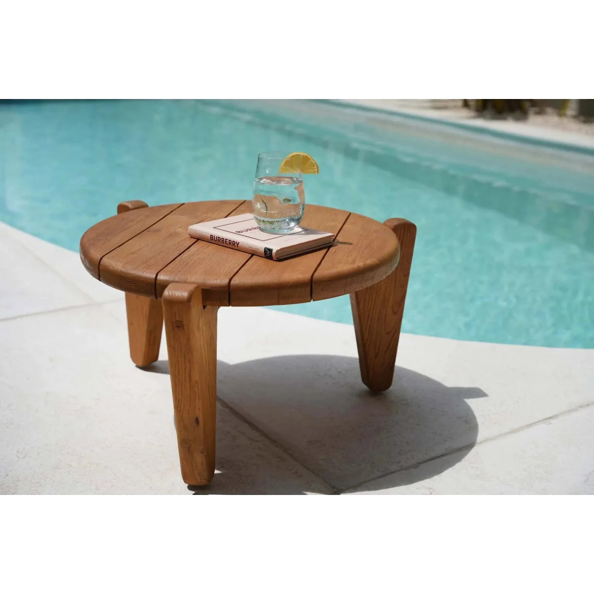 Table basse extérieure en bois aux bords arrondis, finition naturelle