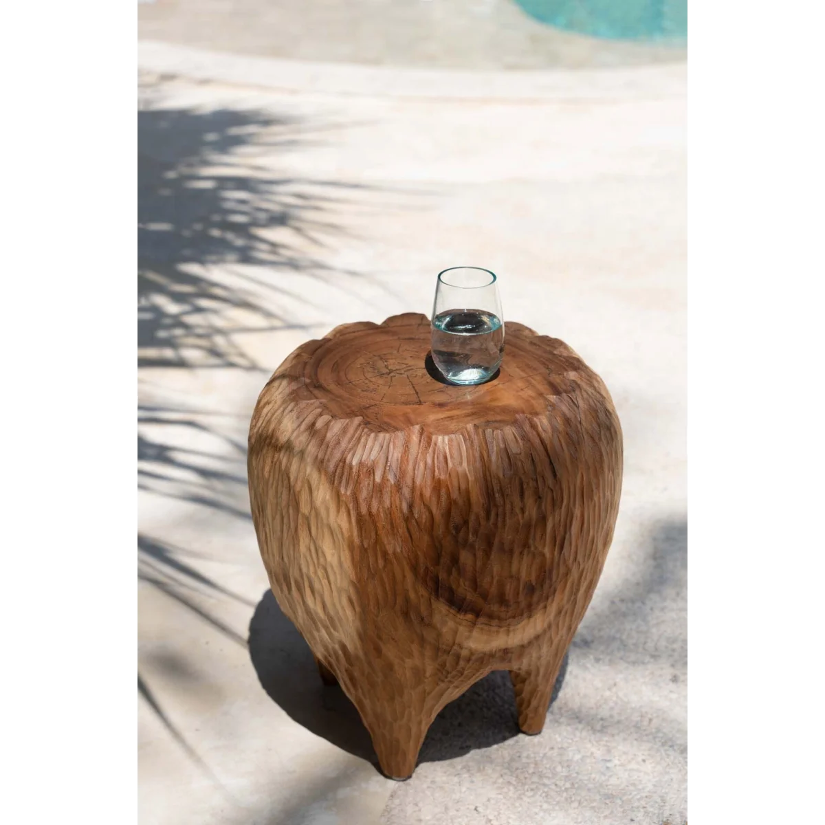 Table basse extérieure en bois aux bords arrondis, finition naturelle