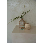 Vase texturé blanc avec plante verte et eau, verre recyclé transparent finition bleu clair H11 cm