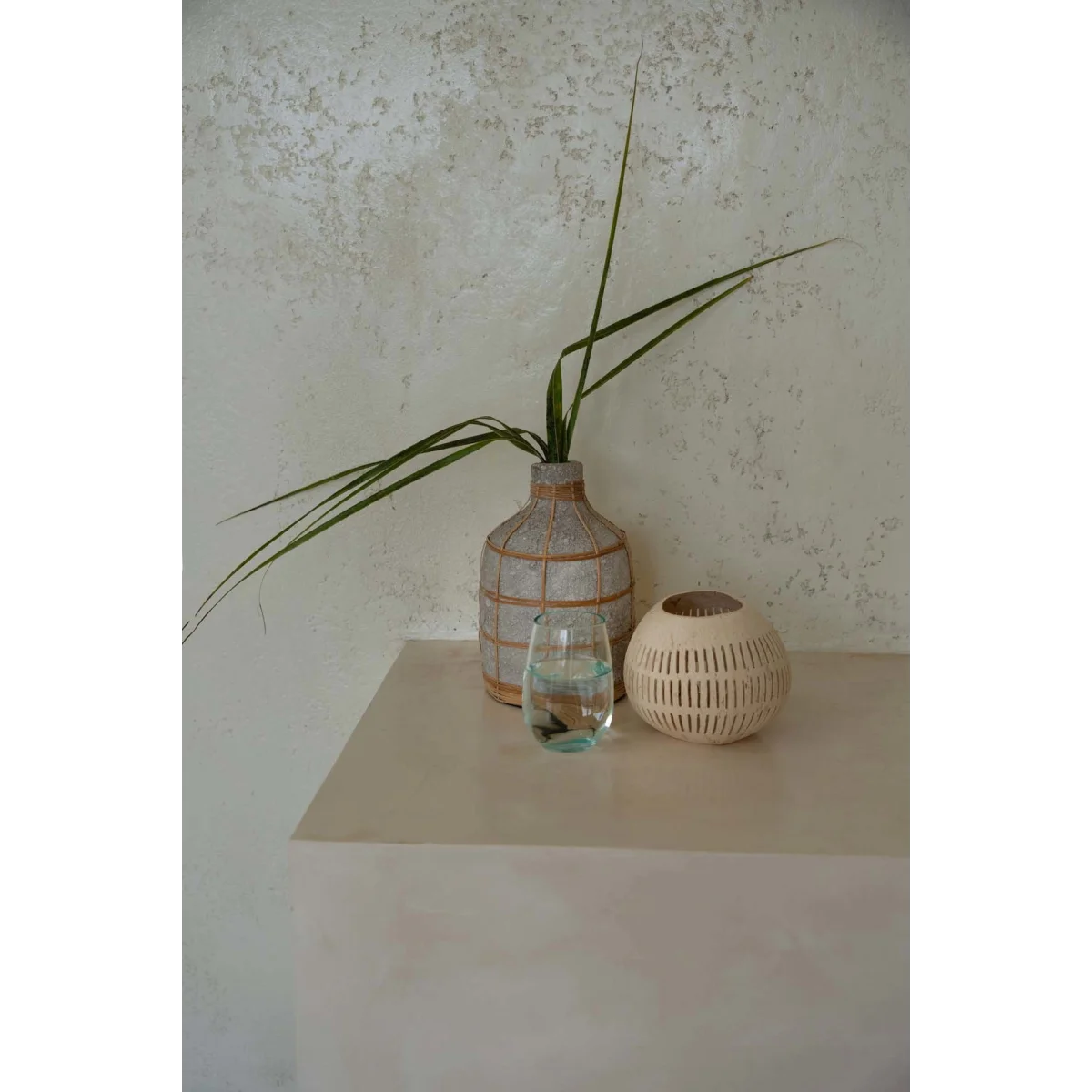 Vase texturé blanc avec plante verte et eau, verre recyclé transparent finition bleu clair H11 cm