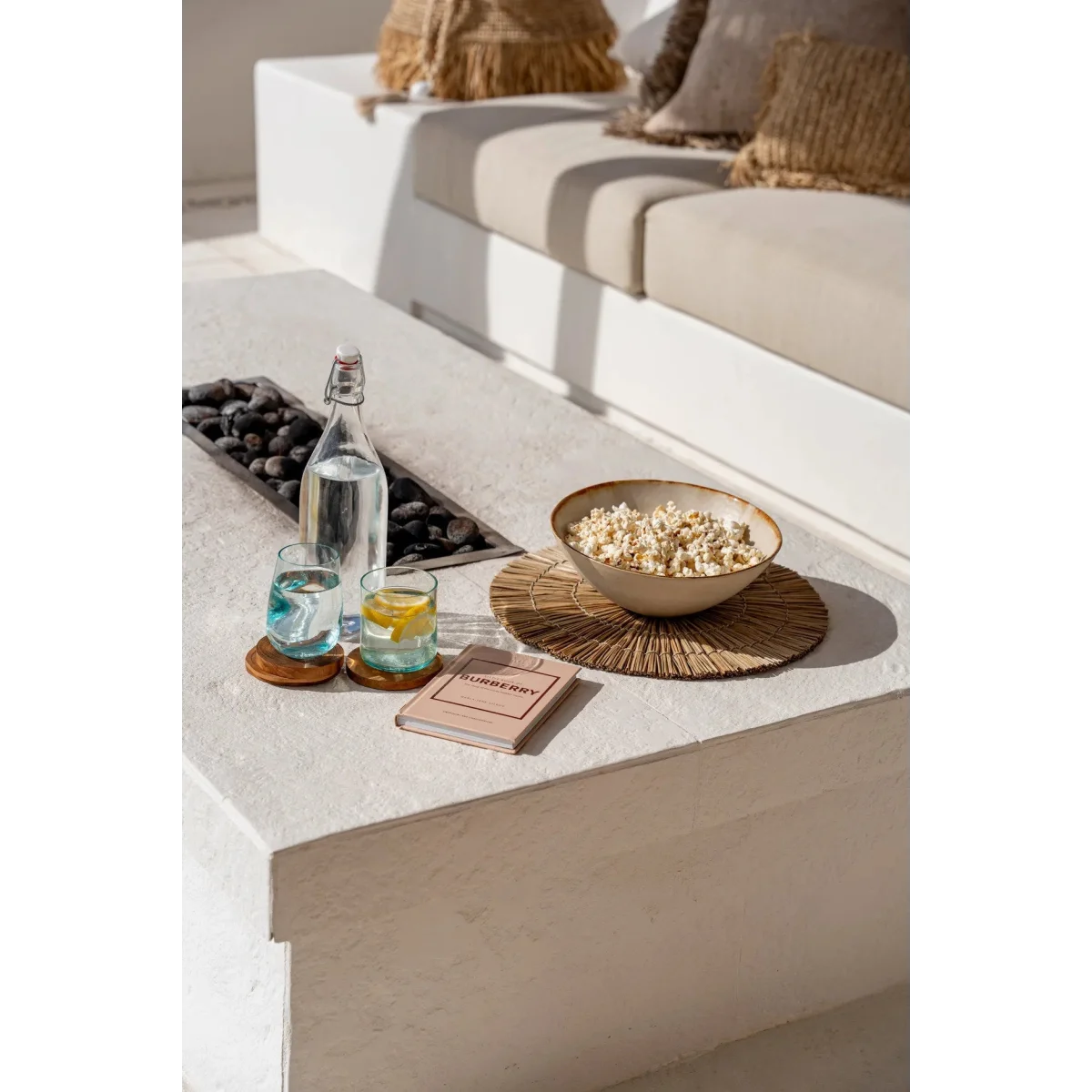 Vase texturé blanc recyclé transparent finition bleu clair H11 cm avec plante verte et eau