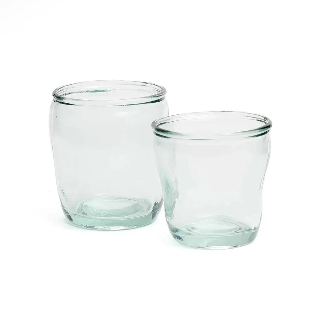 Deux bocaux en verre transparent.