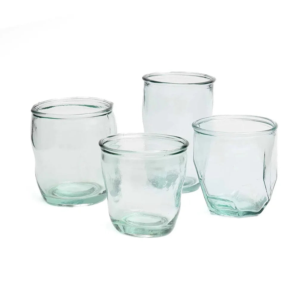 Quatre verres transparents et texturés.