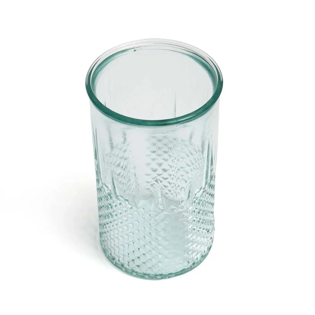 Gobelet en verre transparent gaufré.