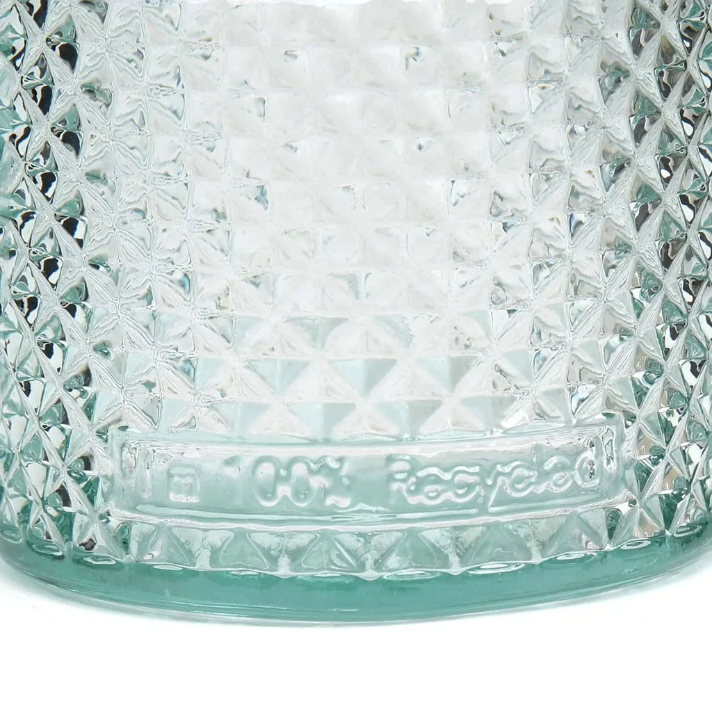Base du récipient en verre texturé.