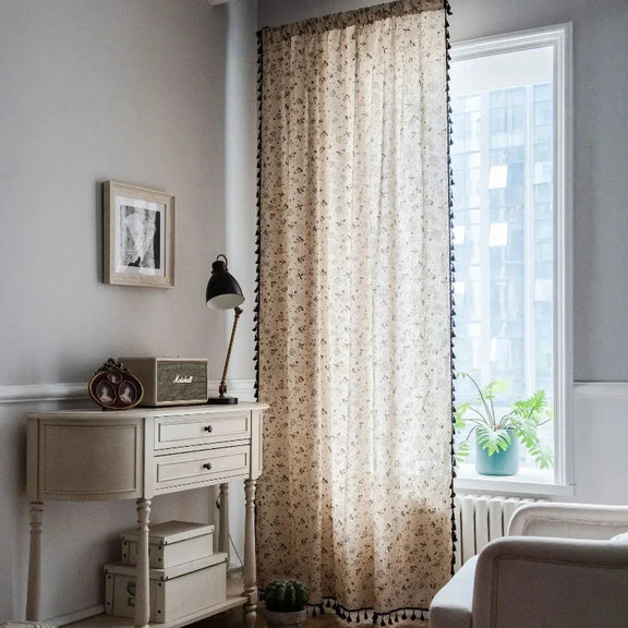 Voilage vintage à motifs floraux installé dans une chambre.