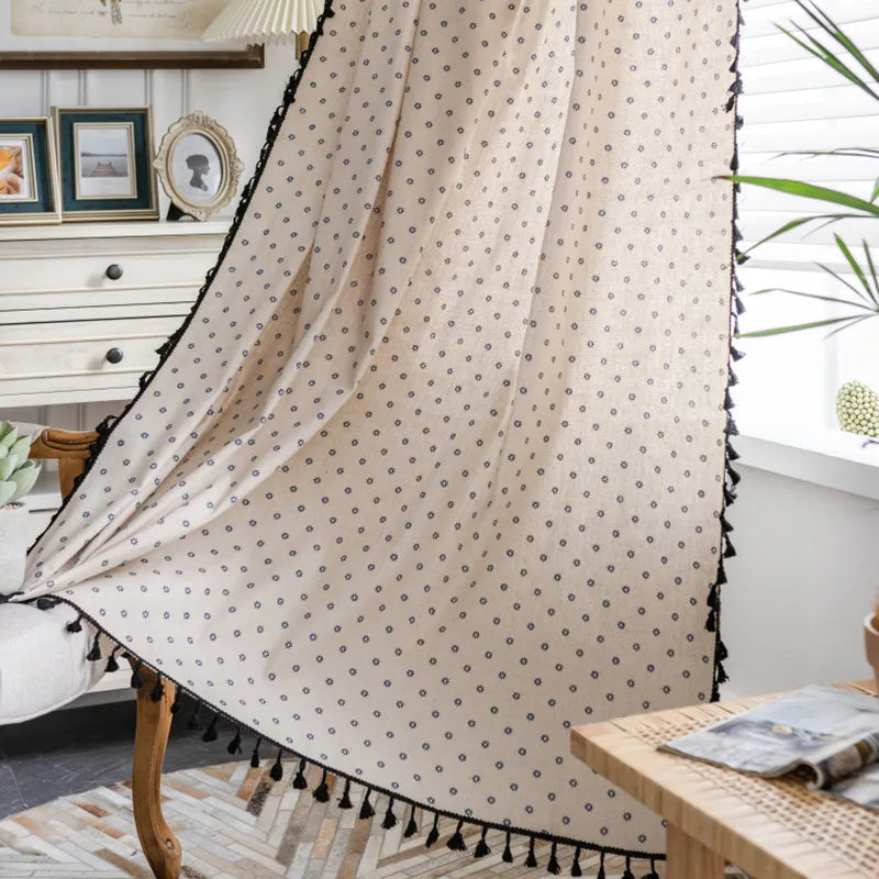 Voilage vintage à motifs floraux avec franges, style minimaliste dans un salon