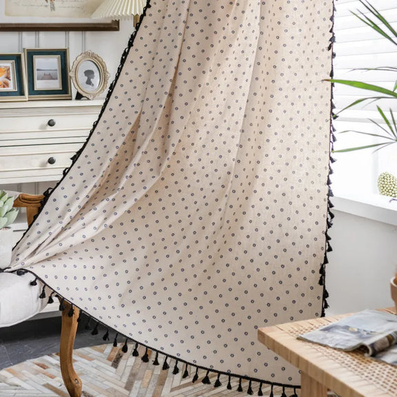 Voilage vintage à motifs floraux avec franges, style minimaliste dans un salon