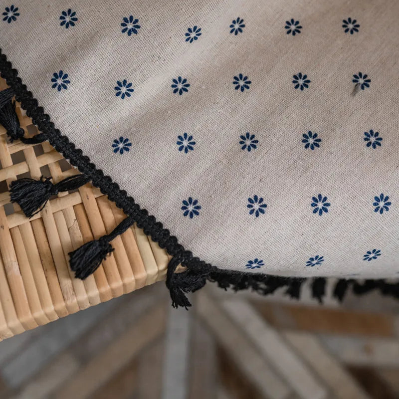 Zoom sur le voilage vintage à motifs floraux avec franges, style minimaliste.