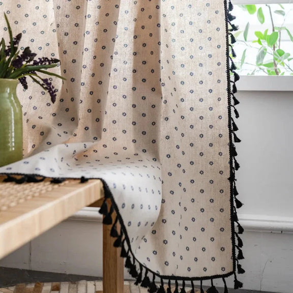 Voilage vintage à motifs floraux avec franges, style minimaliste.