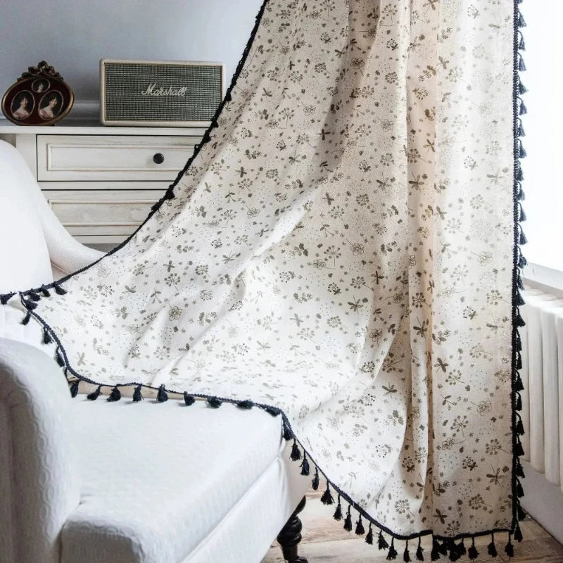Voilage vintage à motifs floraux avec franges noires, vue générale.