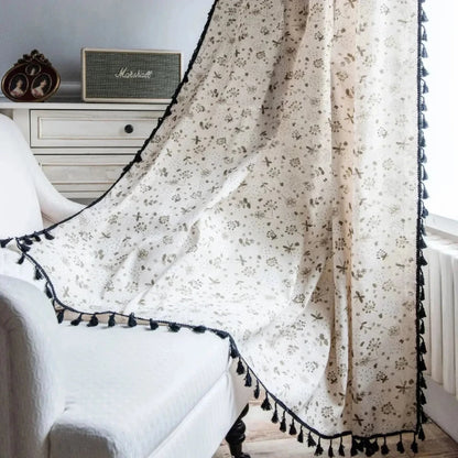 Voilage vintage à motifs floraux avec franges noires, vue générale.