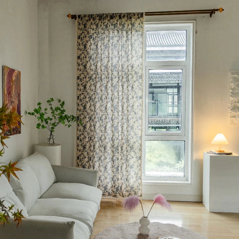 Voilage vintage installé dans un salon bohème.