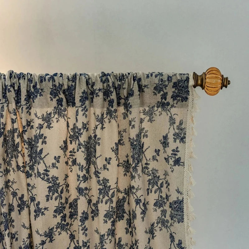 Gros plan sur la texture du voilage vintage.